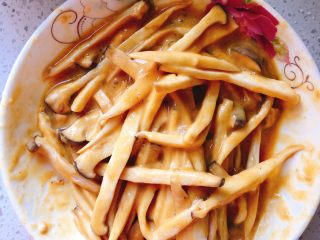 9、杏鲍菇吃出肉的味道-椒盐杏鲍菇,搅拌均匀后静置5分钟。（面糊是粘稠状，不可太稀，否则油炸时挂不住）