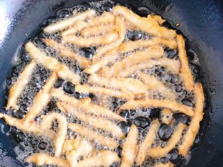 11、杏鲍菇吃出肉的味道-椒盐杏鲍菇,将杏鲍菇一根根夹入油锅中油炸，大约需油炸3～5分钟，炸至金黄色后即可捞出。