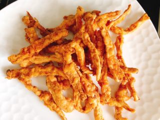 12、杏鲍菇吃出肉的味道-椒盐杏鲍菇,炸好的杏鲍菇酥脆金黄。