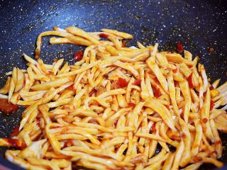 8、炒杏鲍菇,翻炒均匀