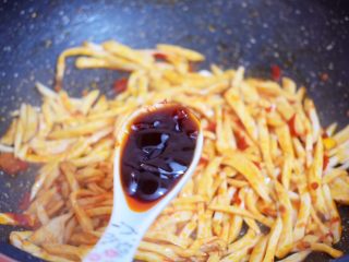 9、炒杏鲍菇,加入蚝油