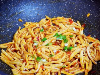 12、炒杏鲍菇,出锅前撒上葱花即可