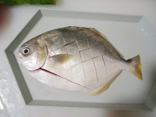 2、红烧金鲳鱼,金鲳鱼洗干净，然后切成网格状