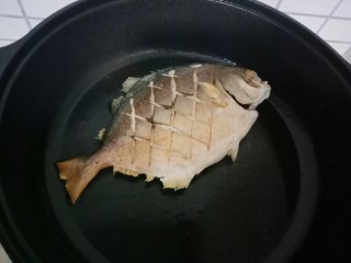 7、红烧金鲳鱼,煎至两面微焦