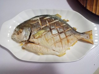 8、红烧金鲳鱼,盛出来备用
