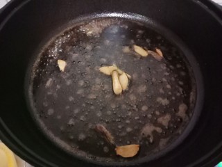 10、红烧金鲳鱼,加入一碗清水。加入生抽，老抽，盐