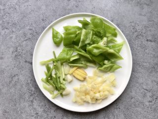3、红烧茄子,青椒斜切、葱切段、姜片切丝、蒜瓣拍碎