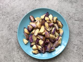 6、红烧茄子,炸至表面金黄色捞出控油