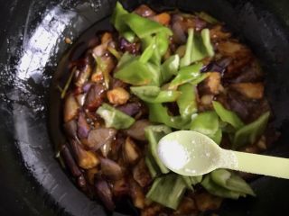 11、红烧茄子,青椒放入，根据个人口味添加少许盐