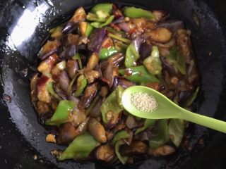 12、红烧茄子,鸡精少许调味