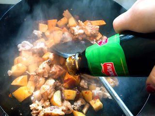 17、大盘鸡,加入少许盐、酱油、蚝油