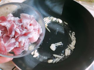 2、好吃的焖面,炒出香味，放五花肉片