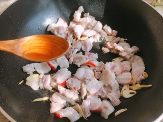 3、好吃的焖面,翻炒变色后，加料酒