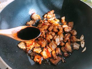 5、好吃的焖面,生抽，翻炒均匀