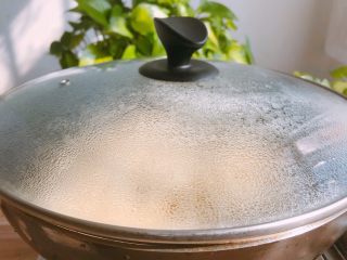 12、好吃的焖面,盖上盖子小火焖煮十分钟