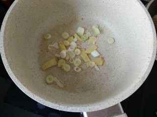 13、中餐厅~番茄牛丸汤,锅底留油，加葱姜炒香