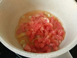 14、中餐厅~番茄牛丸汤,放番茄小块炒香