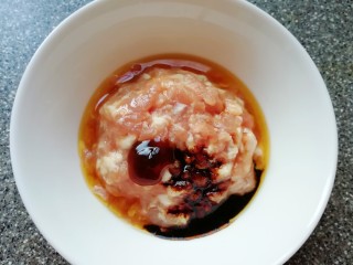 3、大馅馄饨,加入香油、老抽、蚝油搅拌均匀。