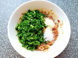 6、大馅馄饨, 加入到肉馅里面，放盐和鸡精搅拌均匀。
