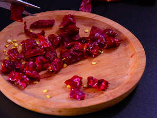 4、下饭菜芹菜炒肉末,二荆条辣椒切成段，四川人特别爱用这种辣椒，会特别的香，辣度属于微辣。