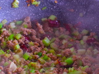 12、下饭菜芹菜炒肉末,最后加入少许盐和鸡精翻炒均匀即可