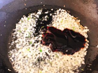 8、蚝油蒜蓉山药,加入4勺蚝油。