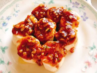 11、蚝油蒜蓉山药,将汁浇到山药上。