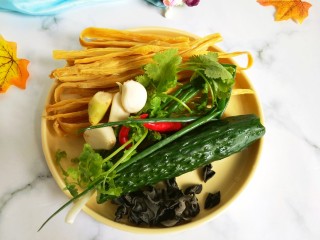 3、凉拌木耳腐竹,准备食材。