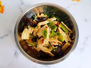 20、凉拌木耳腐竹,倒入做好的凉拌汁，拌匀。