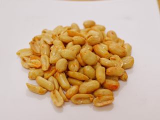 6、宫保鸡丁(最正宗最讲究的做法),熟花生米去皮。