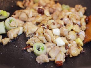 12、宫保鸡丁(最正宗最讲究的做法),迅速放入葱姜蒜炒香。
