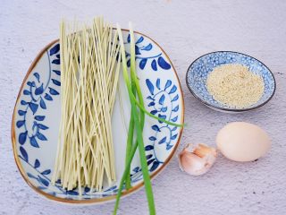 1、酸汤面,准备好材料