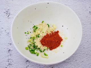 4、酸汤面,再取一个大碗，放入葱花、蒜末、1汤匙白芝麻、2汤匙辣椒粉