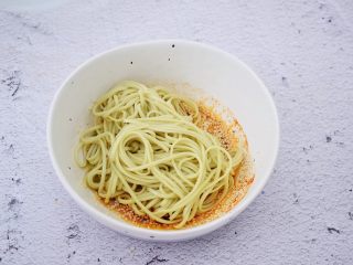 7、酸汤面,把面条放入刚才的大碗中