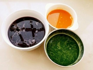 1、彩虹馄饨（宝宝超爱吃）,把菠菜、紫甘蓝和胡萝卜分别用料理机榨成汁，菠菜可焯水后再榨汁。