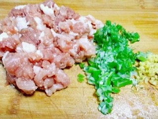 3、彩虹馄饨（宝宝超爱吃）,做馅料:把猪肉剁碎后加入葱和姜。