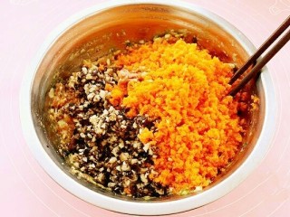 6、彩虹馄饨（宝宝超爱吃）,胡萝卜和香菇剁碎后放入拌好的肉馅中。