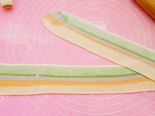 11、彩虹馄饨（宝宝超爱吃）,把有颜色的一面朝上，用擀面杖擀成薄片状。