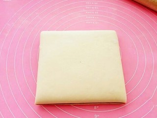 9、彩虹馄饨（宝宝超爱吃）,切去多余边沿，使之成为一个方形。