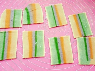 12、彩虹馄饨（宝宝超爱吃）,切成方形的馄饨皮。