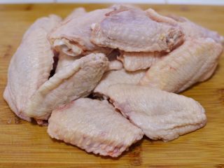 1、可乐鸡翅,鸡翅洗净，挤干水分。