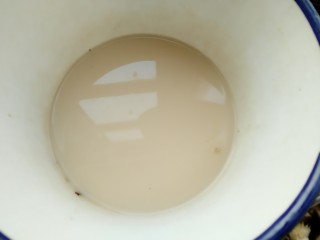 5、香菇焖豆腐,水淀粉备好，可以用泡发香菇的水做水淀粉