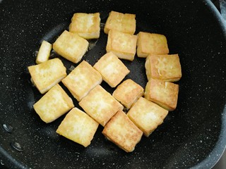 8、香菇焖豆腐,煎好再复煎一次