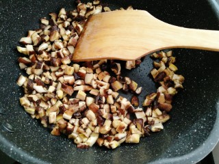 11、香菇焖豆腐,热锅烧油放入香菇炒香