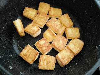 9、香菇焖豆腐,煎成两面金黄