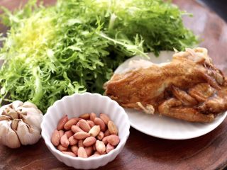 1、鸡丝拌苦苣,先把食材备齐,鸡肉我是用的买的烧鸡。