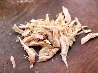 4、鸡丝拌苦苣,把烧鸡去皮后,用手撕成细条丝。