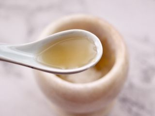 7、鸡丝拌苦苣,再加入米醋调味。