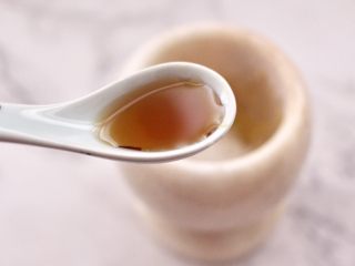 8、鸡丝拌苦苣,加入芝麻油增加口感。