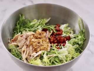 12、鸡丝拌苦苣,把调制好的调料汁倒入。